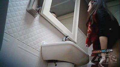Záběry ze skryté kamery na dámských toaletách (1)