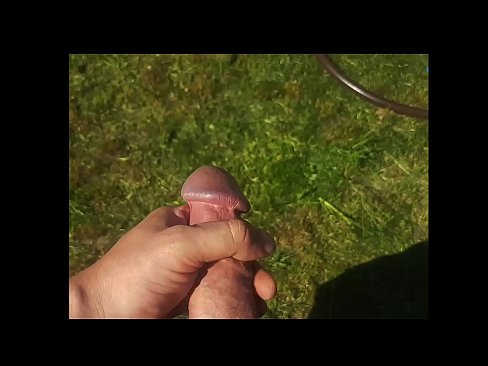 ❤️ Žhavá kočička si nechá ošukat růžovou kundičku a udělá se squirtem v letní zahradě. Ruské porno u cs.mrpornogratis.ru ️❤